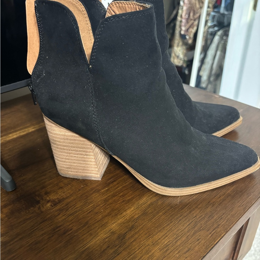 Black boots from buckle